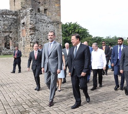 Don Felipe conversa con Su Excelencia el Presidente de la República de Panamá, Juan Carlos Varela, mientras recorre Panamá Viejo